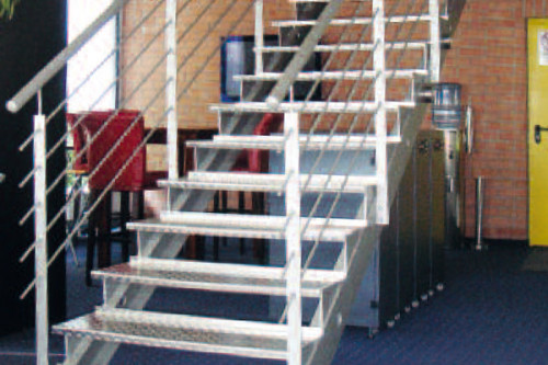 Bürogebäude mit Fertigungshalle